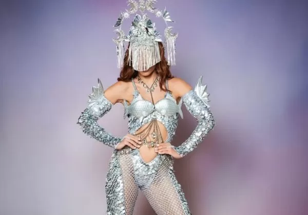 Bloco da Anitta: cantora homenageia signo de peixes com figurino em Salvador