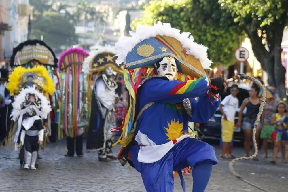 Com mascaras e relhos: você sabe como os Caretas de Triunfo brincam o carnaval?