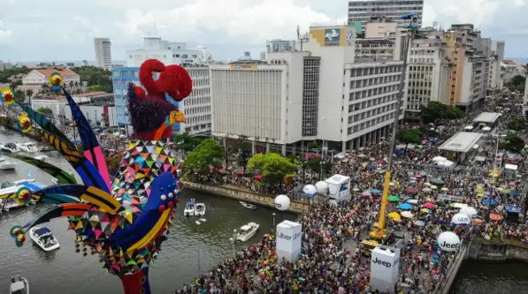 Lula acompanha desfile no Recife com prefeito João Campos e governadora Raquel Lyra