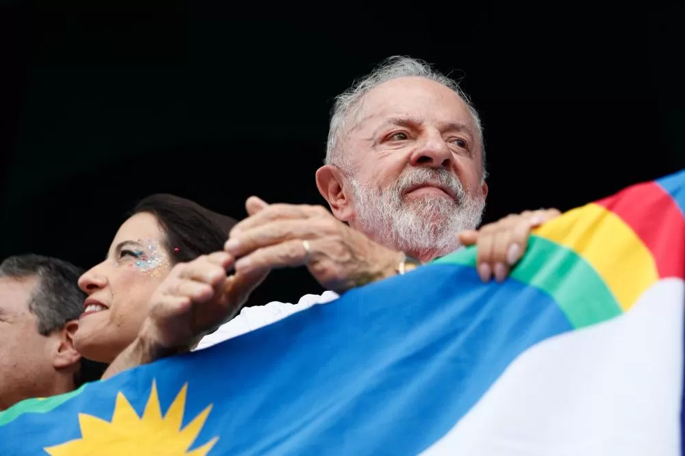 Em teste de popularidade, Lula cumprimenta foliões e tem recepção calorosa no Galo da Madrugada
