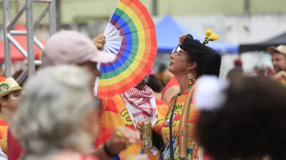Foliões ignoram calor e 'abusam' de fantasias na Praça da Gentilândia; veja fotos