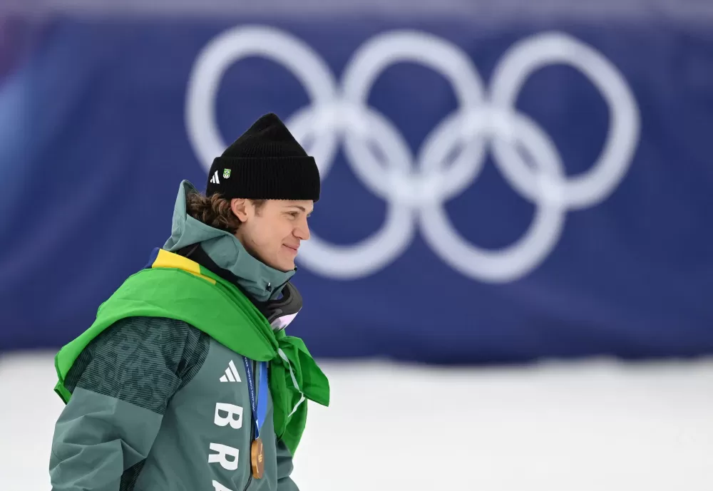 Lucas Pinheiro Braathen leva samba e moda para as pistas da Olímpiada de Inverno