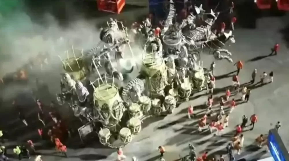 Carro alegórico da União de Maricá pega fogo na Sapucaí e deixa quatro feridos