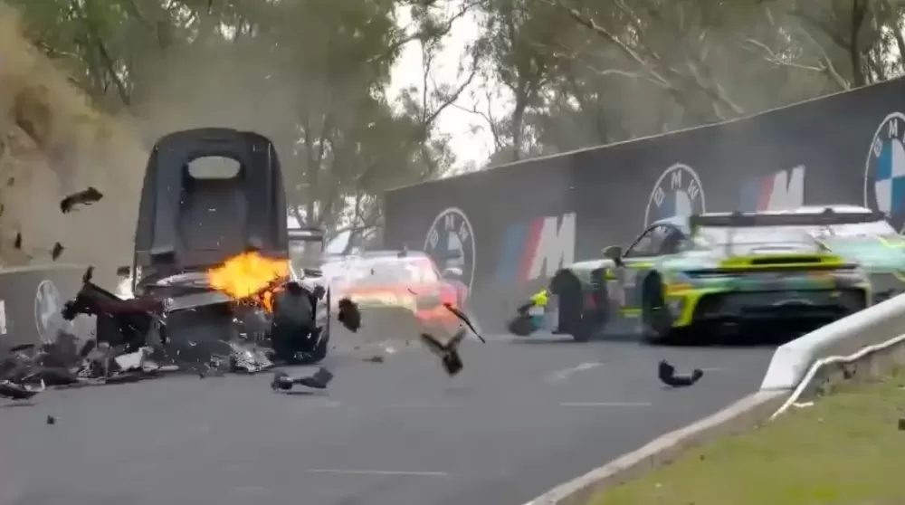 Canguru é atropelado e carros ficam em chamas em corrida na Austrália