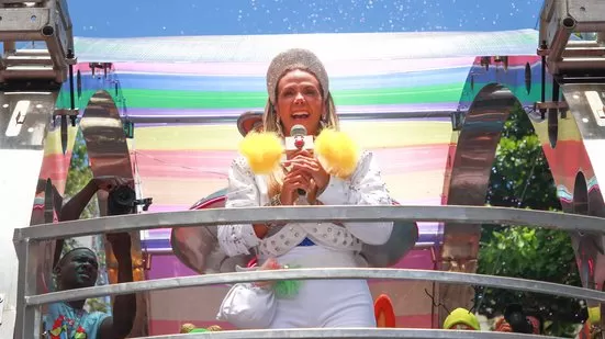 Carla Perez se despede do Carnaval com homenagem especial à Xuxa e arrasta multidão no Campo Grande