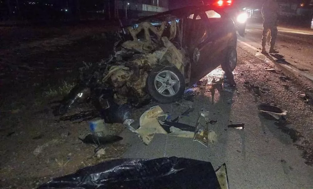 Homem morre após carro invadir contramão e bater em caminhão no Agreste
