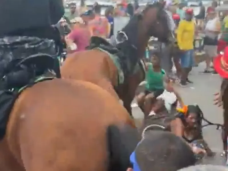 Cavalo da PM corre e atinge foliões durante Galo da Madrugada