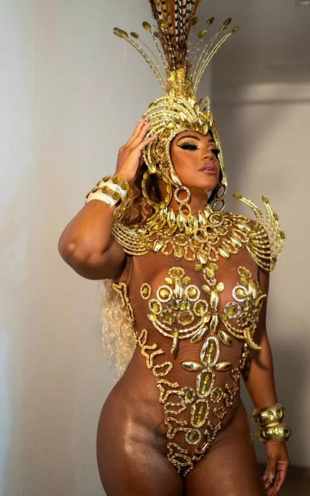 Bianca Monteiro completa 10 anos como rainha de bateria da Portela e revela se pensa em aposentadoria