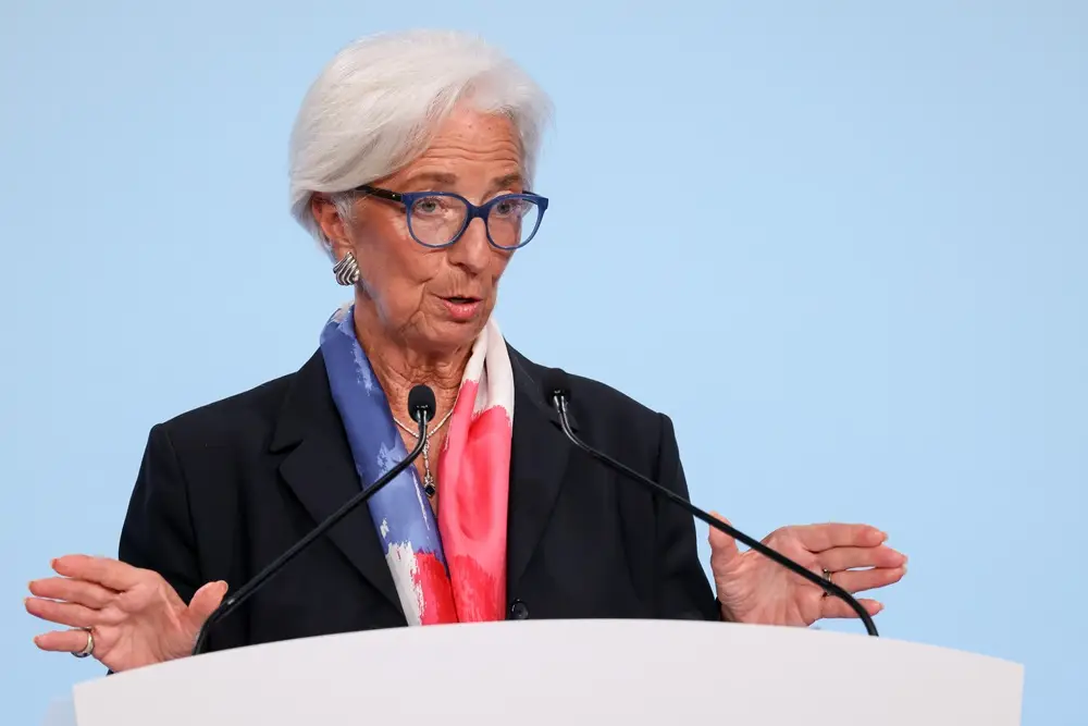Lagarde planeja deixar presidência do BCE antes do fim do mandato de Macron, diz FT