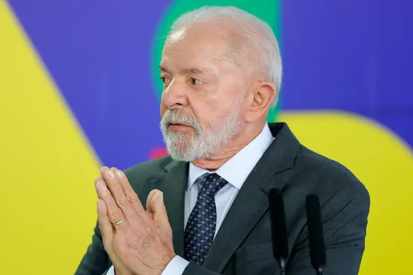 Lula veta dispositivo que permitia remuneração de servidores acima do teto