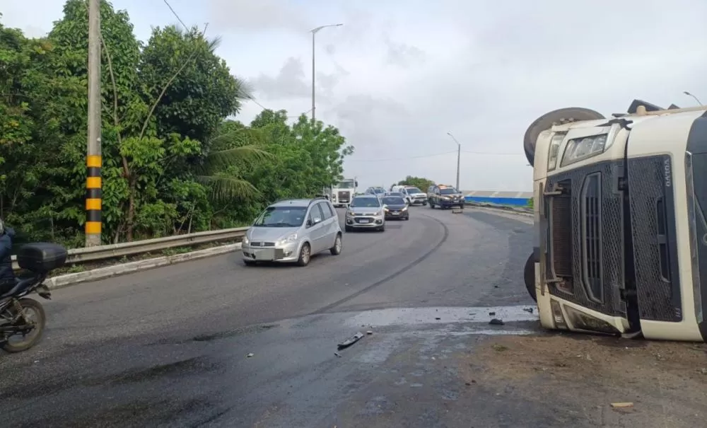 Óleo de caminhão tombado na BR-101 causa acidente com motocicleta em Paulista, no Grande Recife