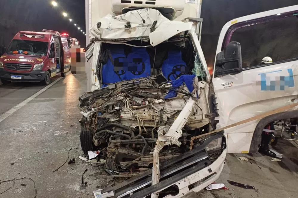 Acidente entre dois caminhões interdita túnel em Gravatá e deixa uma pessoa ferida