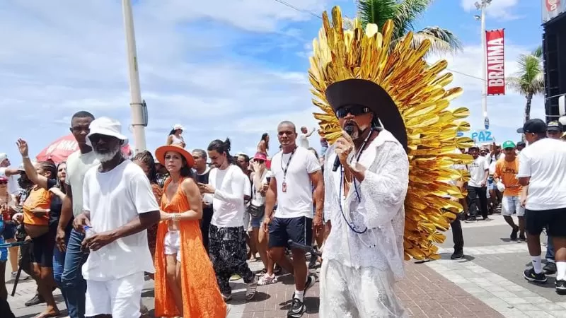 Carlinhos Brown abre o Arrastão com oração, pedido de paz e ritual na Barra; ASSISTA