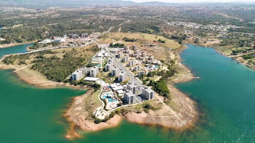 Uma cidade no interior de Goiás parece de outro planeta com lagos de tirar o fôlego.