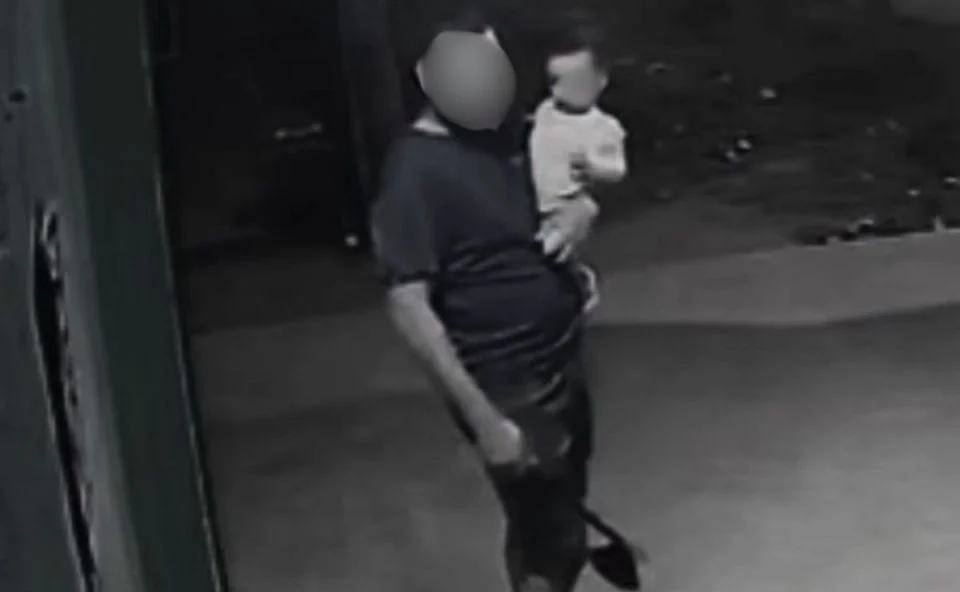 Homem é preso após ameaçar matar bebê com machado e arremessar criança no chão.