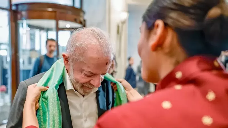 Lula desembarca na Índia e participa de cúpula sobre impacto da inteligência artificial no mundo