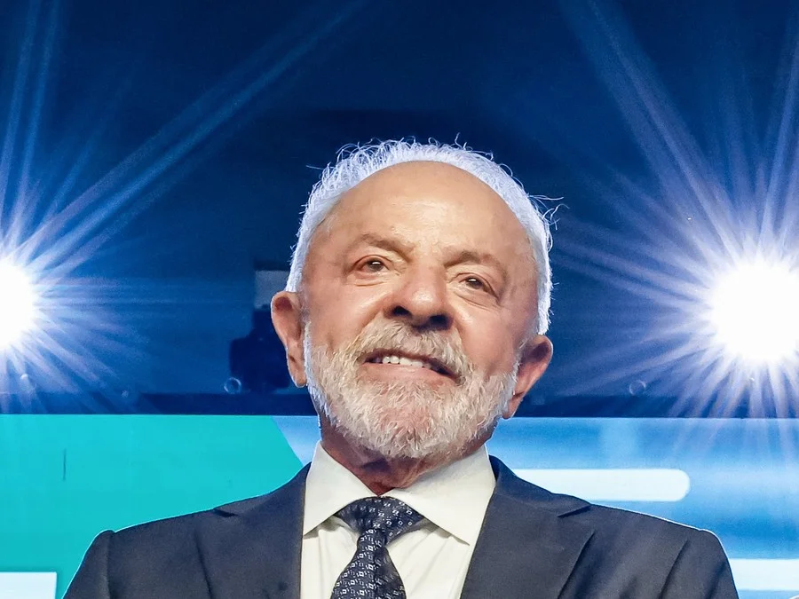Lula veta supersalários dias antes de julgamento no Supremo