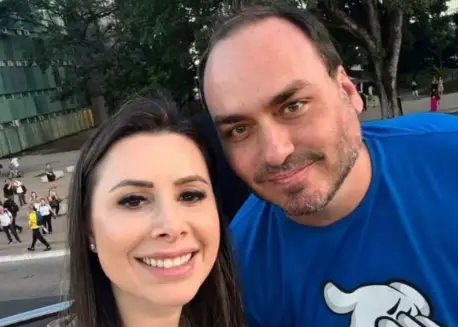 Carlos Bolsonaro publica foto com Caroline de Toni em meio a disputa por vaga em SC
