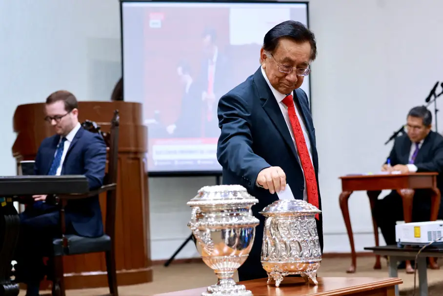 Congresso do Peru elege José Balcázar como presidente interino.
