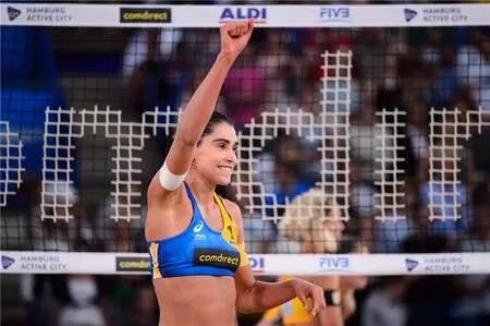 Carol Solberg é suspensa de etapa do Circuito Mundial por comemorar prisão de Bolsonaro