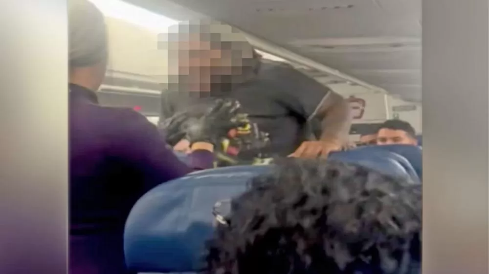 Homem é contido por passageiros após tentar acessar a cabine de comando durante voo da Delta