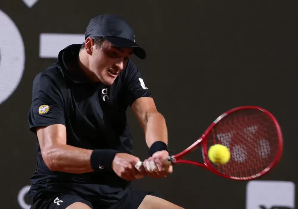 João Fonseca é surpreendido por peruano em jogo tenso e está fora do Rio Open