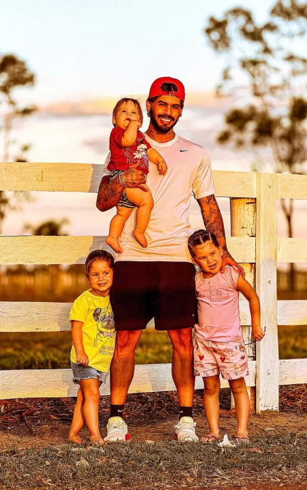 Zé Felipe desabafa sobre saudade dos filhos