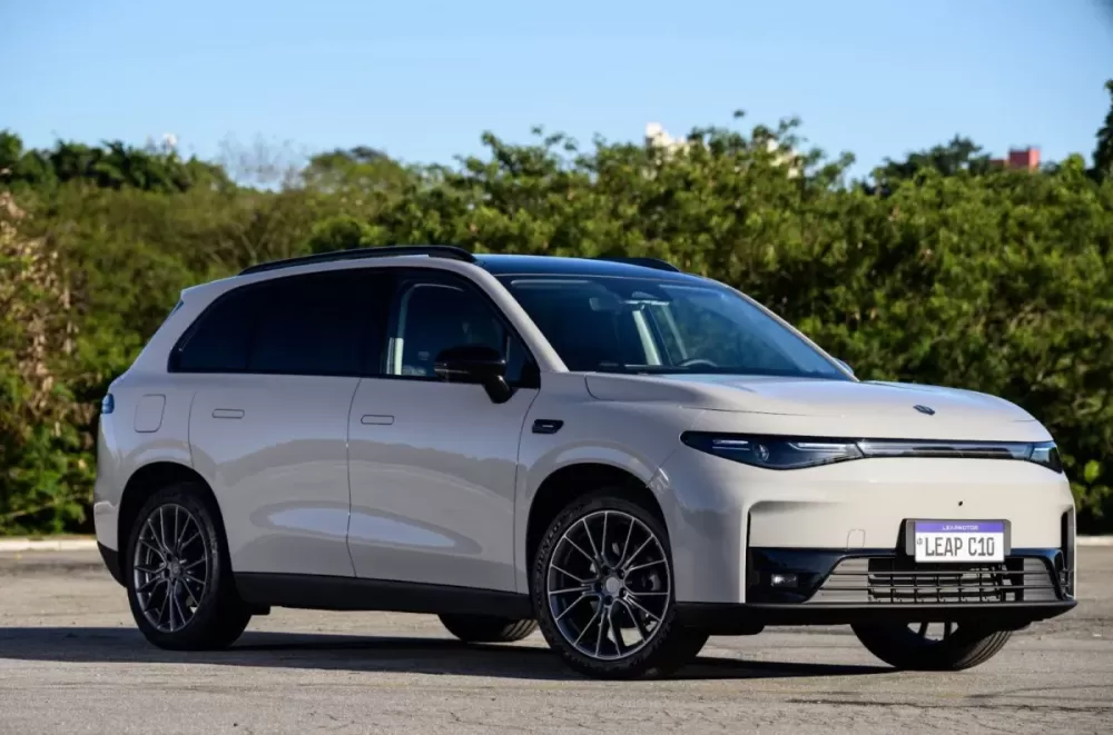 Leapmotor C10 híbrido ganha opção de assinatura; conheça modelo