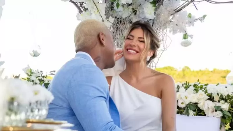 Leo Santana mostra cliques do casamento com Lore Improta e celebra 5 anos de união