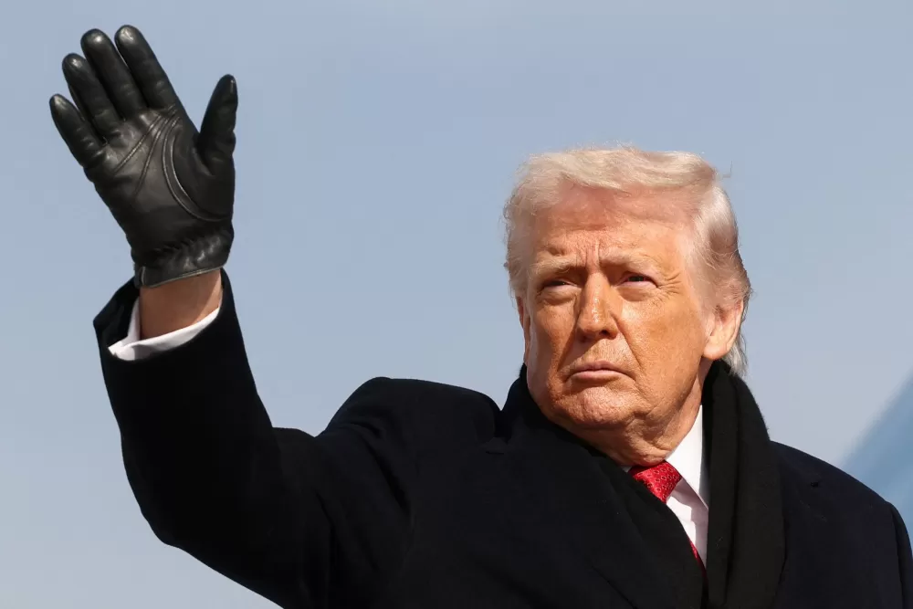 Trump chega mais frágil à China e enfrenta pressão interna crescente, diz especialista.