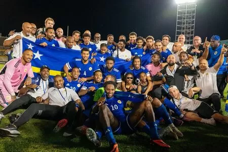Técnico que classificou Curaçao para sua primeira Copa do Mundo deixa cargo por problemas familiares