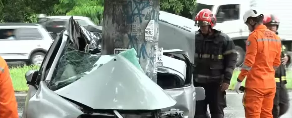 Carro “abraça” poste e motorista morre em acidente na BR-101, no Recife