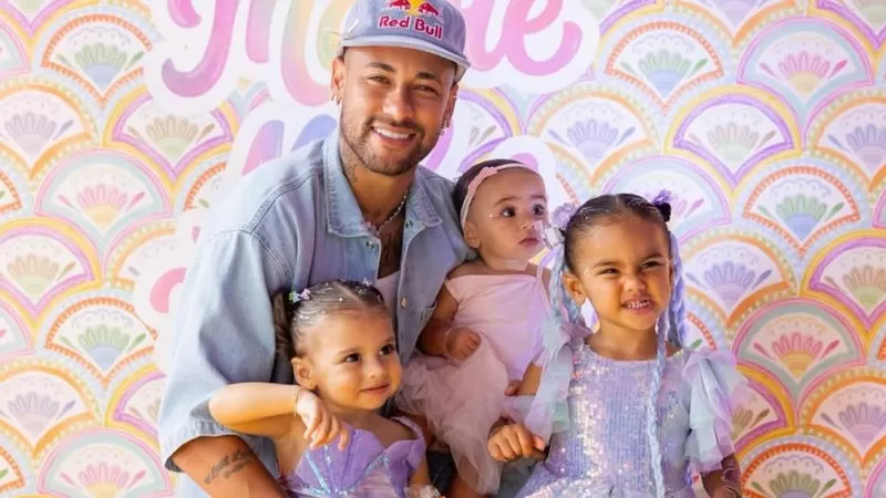 Neymar exibe foto de bloquinho com as filhas; veja momento