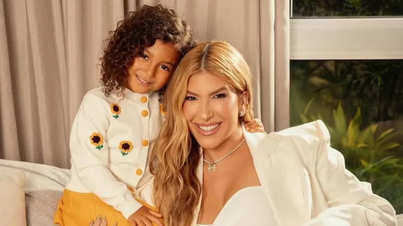 Lore Improta mostra rosto do filho para Liz e menina reage; assista