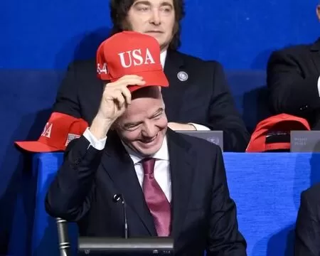COI investiga Infantino após evento de Trump; presidente da Fifa usou boné pró-presidente dos EUA