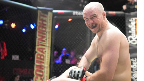 Lutador quebra o braço e só percebe após nocautear adversário