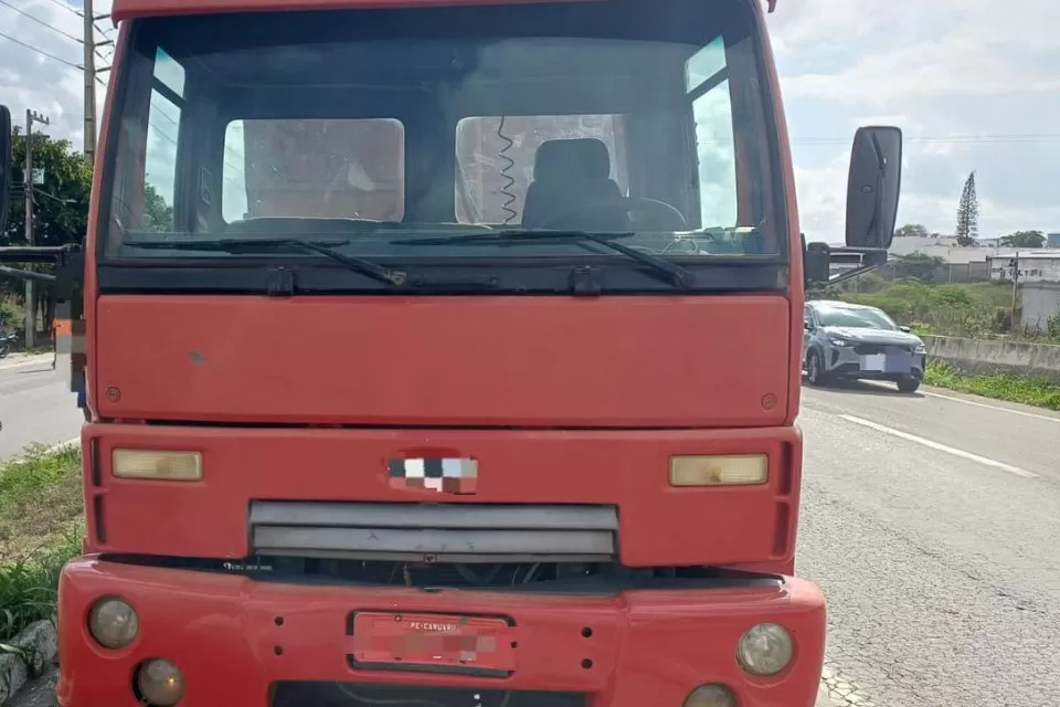 Mulher morre após ser atropelada por caminhão na BR-232, em Caruaru