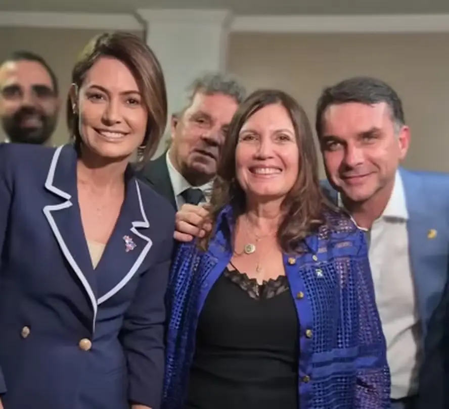 Bolsonaro confirma Michelle e Bia Kicis ao Senado no DF