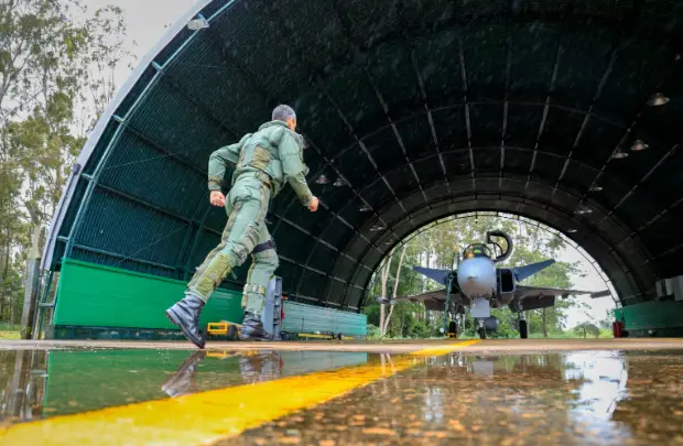FAB inicia uso de caças suecos Gripen na defesa aérea de Brasília.