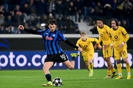 Com gol de pênalti no último lance, Atalanta goleia Borussia Dortmund e avança na Champions League