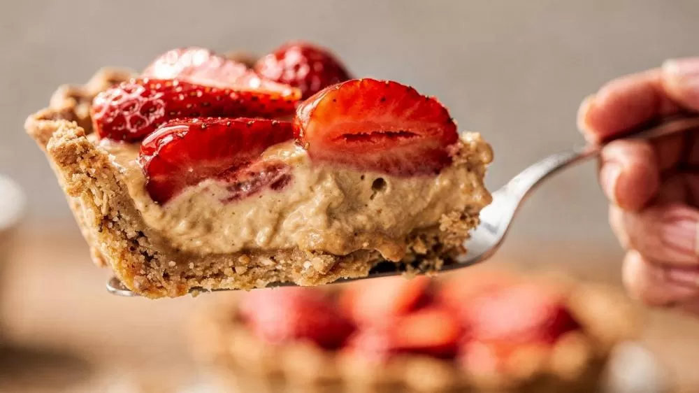 Torta de morango sem manteiga e sem açúcar deixa a rotina mais leve e equilibrada