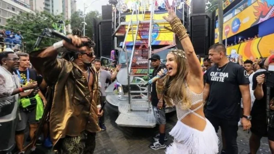 Vídeo: Claudia Leitte é vaiada em 1º dia do Carnaval de Salvador, nos 40 anos da Axé Music.