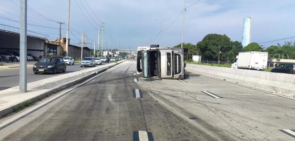 Caminhão tomba na BR-232, no Curado, e deixa trânsito lento na manhã desta quinta (26)