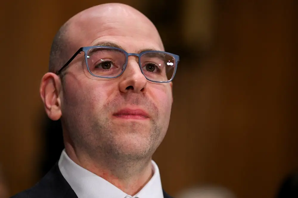 Diretor do Fed diz ser apropriado 4 cortes de juros em 2026, totalizando 1 ponto