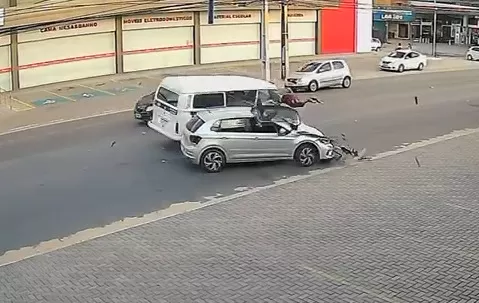 Motorista de kombi é arremessado após colisão no Janga, em Paulista.