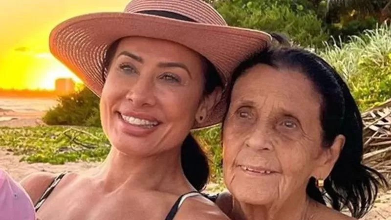 Scheila Carvalho se manifesta após ser criticada por mãe trabalhar aos 84 anos: “Doente”