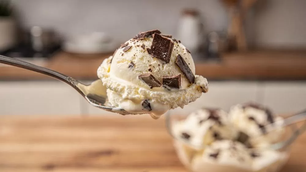 Sorvete de flocos caseiro com 3 ingredientes fica cremoso e rende sem complicação