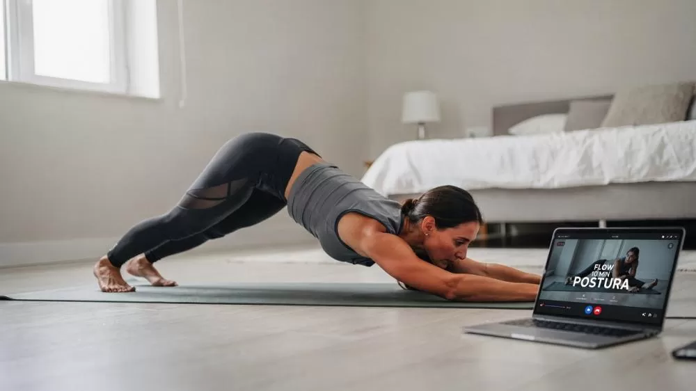 Pilates lazy girl fortalece o core e melhora a postura com flows curtos em casa