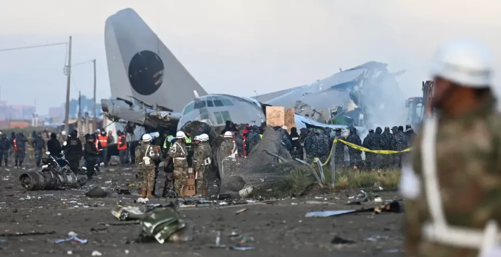 Dinheiro cai do céu após queda de avião na Bolívia e governo tenta destruir as notas