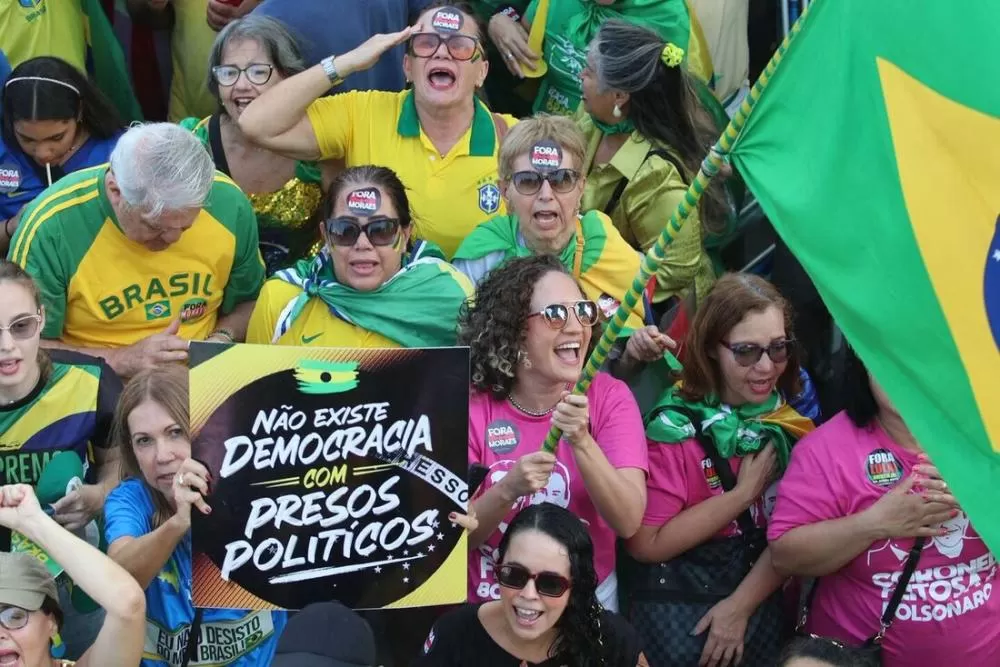 Manifestações deste domingo serão termômetro para eleição, avalia cientista político.